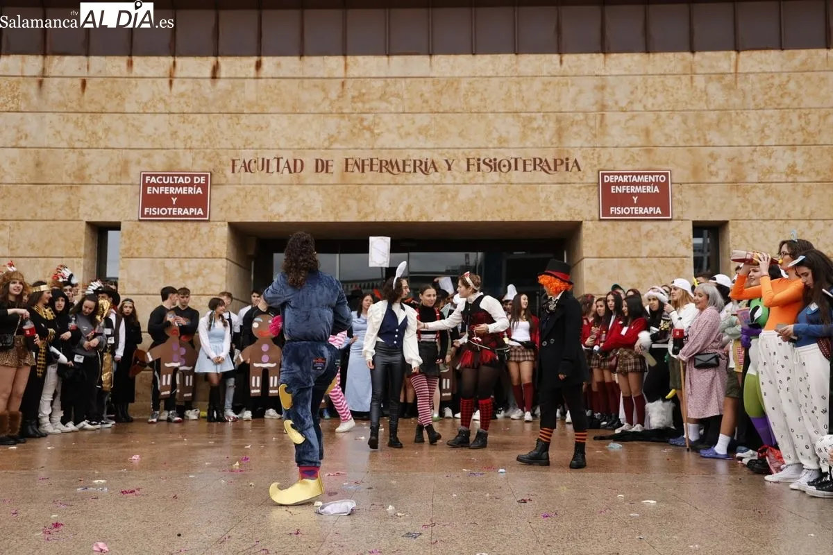 Desfile y charanga en las fiestas de la Facultad de Enfermería y Fisioterapia en el Campus Unamuno de Salamanca. Fotos: David Saludo