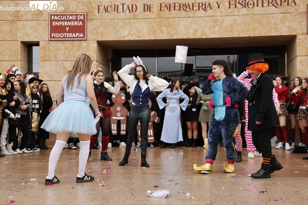 Desfile y charanga en las fiestas de la Facultad de Enfermería y Fisioterapia en el Campus Unamuno de Salamanca. Fotos: David Saludo