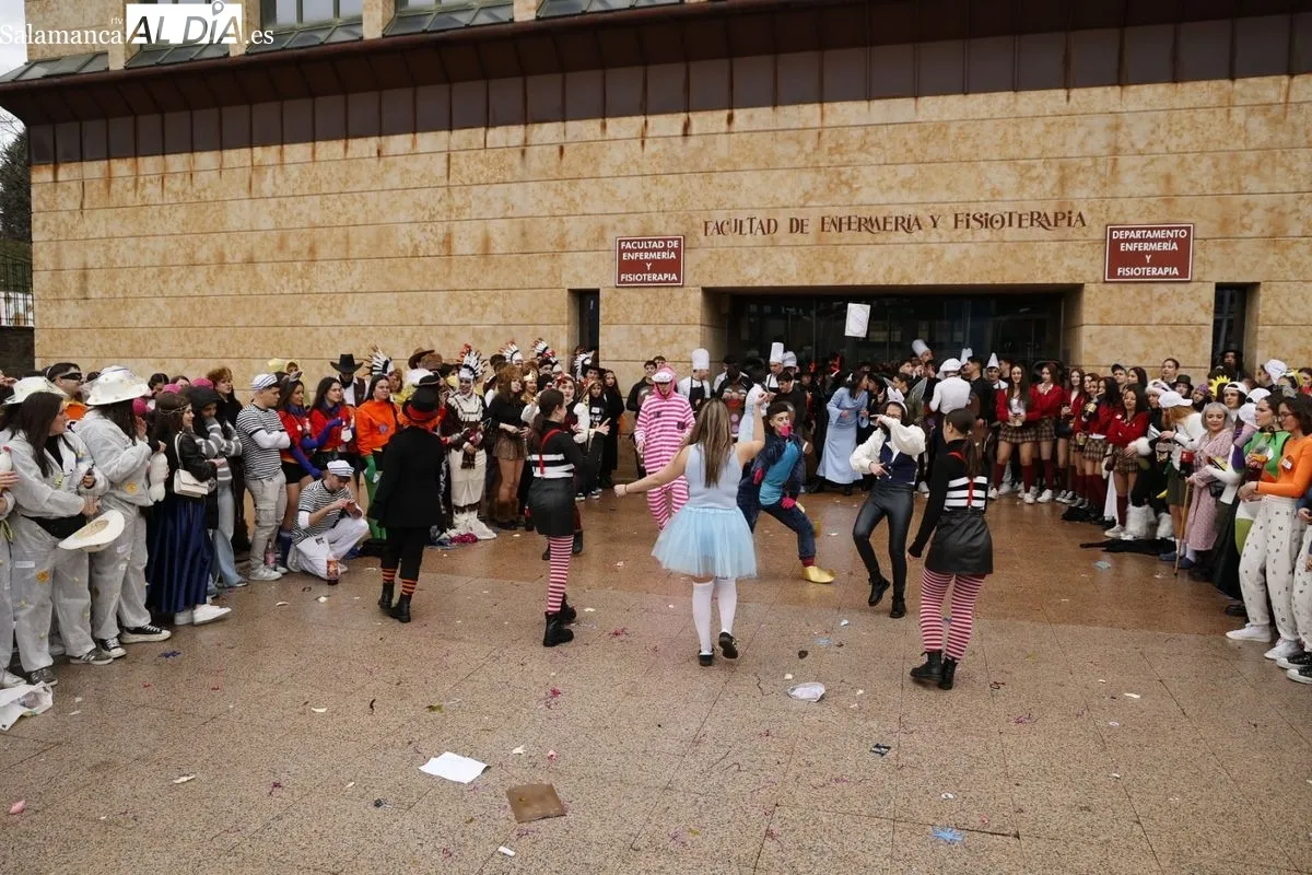 Desfile y charanga en las fiestas de la Facultad de Enfermería y Fisioterapia en el Campus Unamuno de Salamanca. Fotos: David Saludo