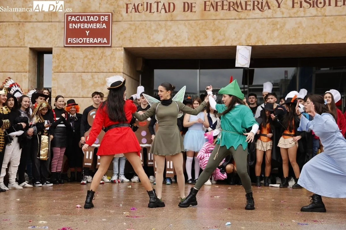 Desfile y charanga en las fiestas de la Facultad de Enfermería y Fisioterapia en el Campus Unamuno de Salamanca. Fotos: David Saludo