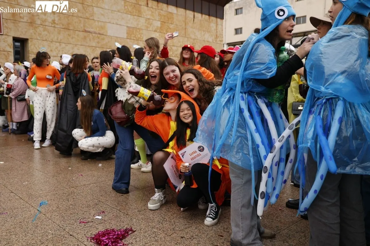Desfile y charanga en las fiestas de la Facultad de Enfermería y Fisioterapia en el Campus Unamuno de Salamanca. Fotos: David Saludo