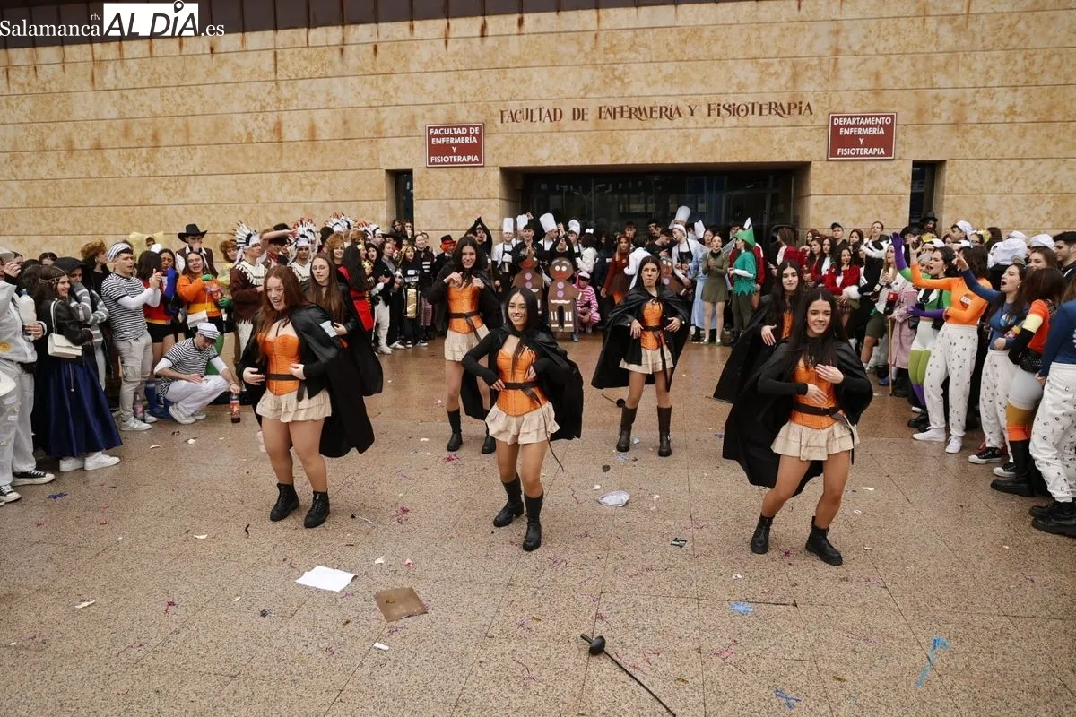Desfile y charanga en las fiestas de la Facultad de Enfermería y Fisioterapia en el Campus Unamuno de Salamanca. Fotos: David Saludo