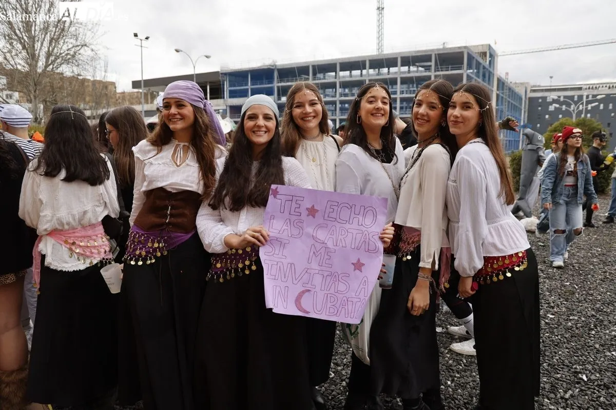 Desfile y charanga en las fiestas de la Facultad de Enfermería y Fisioterapia en el Campus Unamuno de Salamanca. Fotos: David Saludo