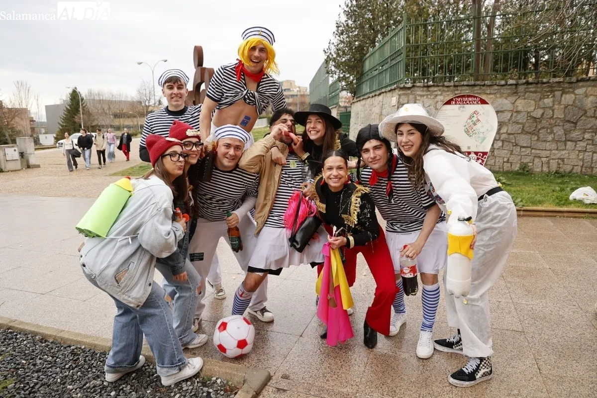 Desfile y charanga en las fiestas de la Facultad de Enfermería y Fisioterapia en el Campus Unamuno de Salamanca. Fotos: David Saludo