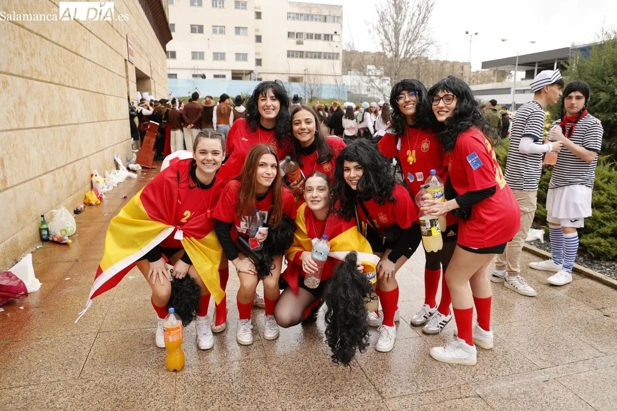 Desfile y charanga en las fiestas de la Facultad de Enfermería y Fisioterapia en el Campus Unamuno de Salamanca. Fotos: David Saludo