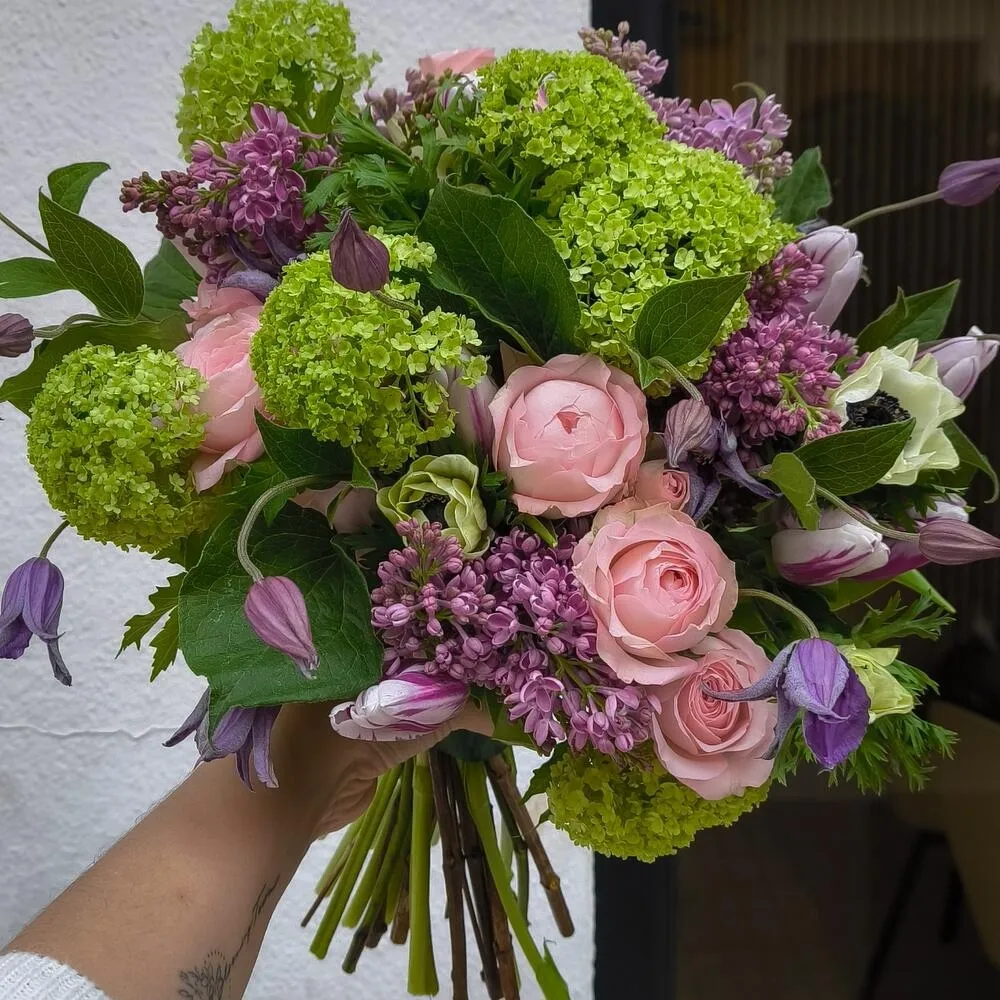 Foto 2 - Nuevas tendencias Stilo de ramos minimalistas: Estilo y elegancia en cada flor