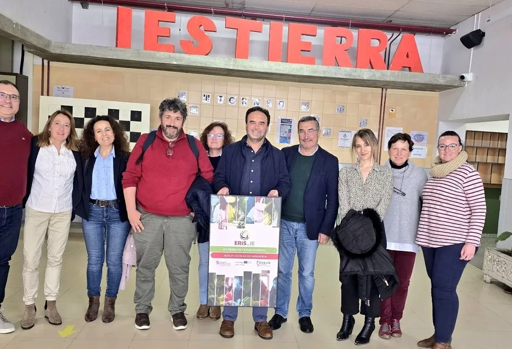 Foto 7 - El IES Tierra recibe a los responsables portugueses del proyecto transfronterizo en el que participa