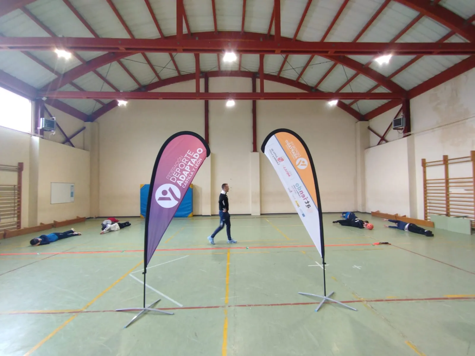 Foto 2 - 60 j&oacute;venes de Santa Marta de Tormes participan en una jornada de goalball 