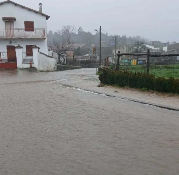 Foto 6 - El R&iacute;o Burguillos genera problemas en Agallas debido a su crecida