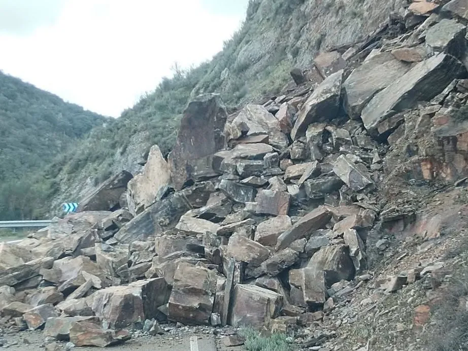 Foto 2 - Bloqueado al tr&aacute;fico el Risco de Martiago debido a un desprendimiento
