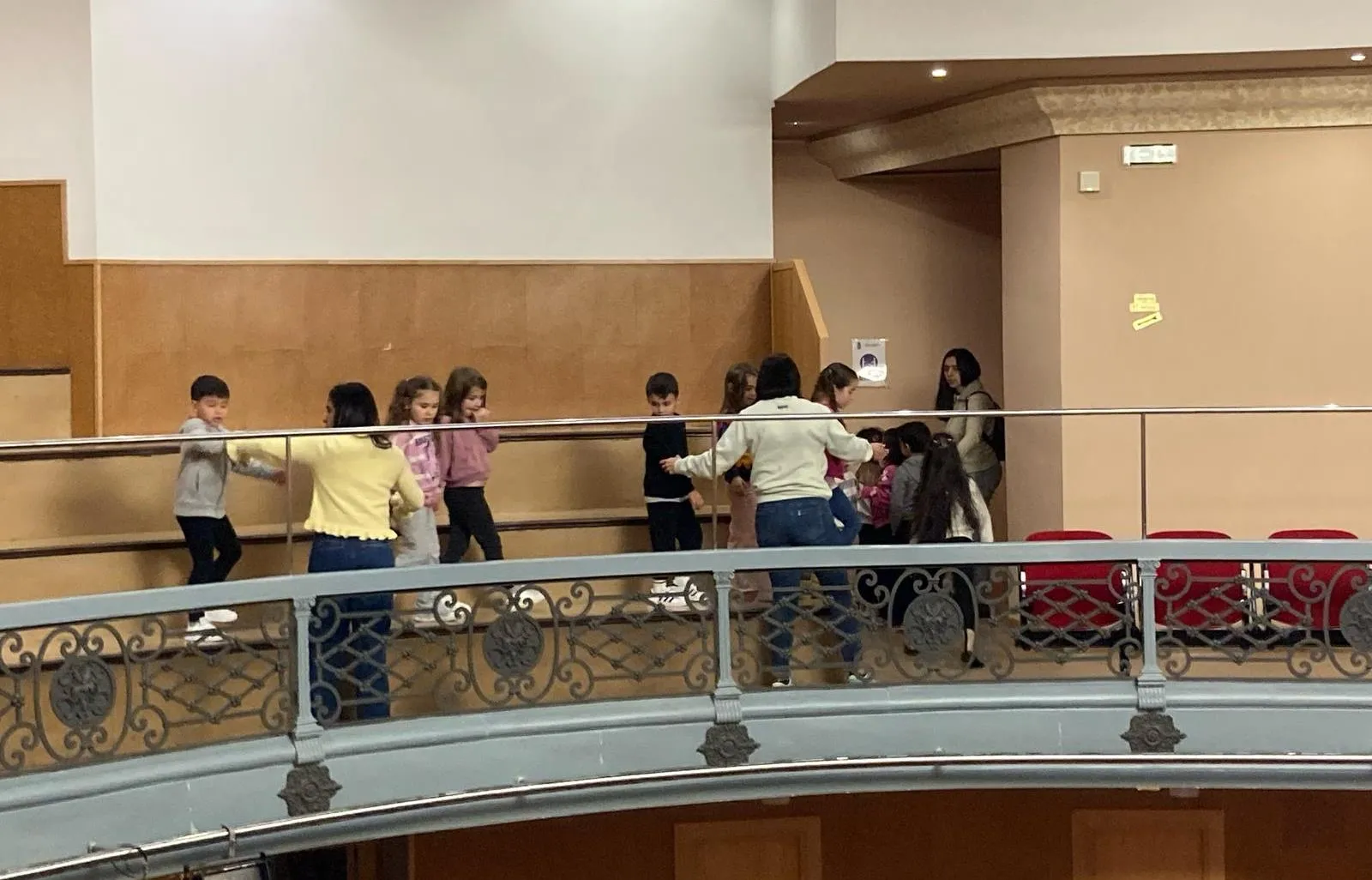 Foto 2 - M&aacute;s de 70 ni&ntilde;@s de 5 a&ntilde;os conocen por dentro el Teatro Nuevo Fernando Arrabal