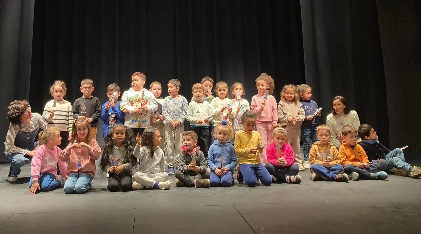 Foto 3 - M&aacute;s de 70 ni&ntilde;@s de 5 a&ntilde;os conocen por dentro el Teatro Nuevo Fernando Arrabal