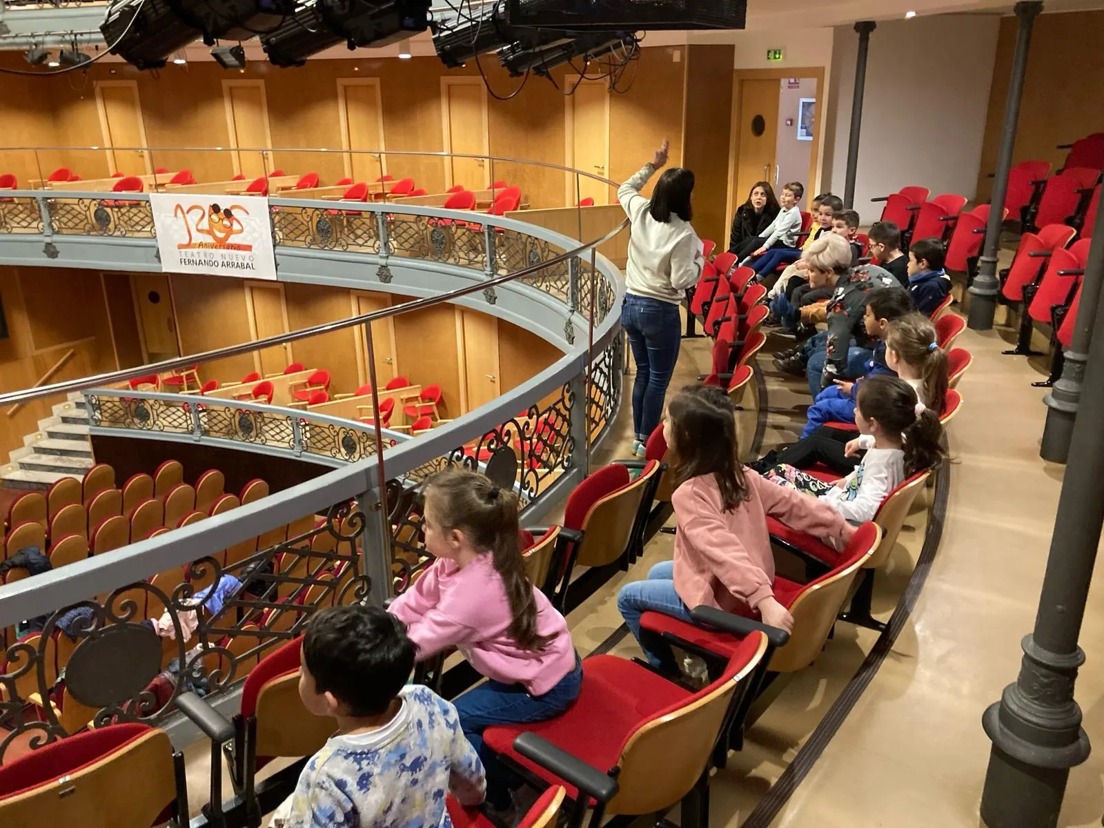 Foto 4 - M&aacute;s de 70 ni&ntilde;@s de 5 a&ntilde;os conocen por dentro el Teatro Nuevo Fernando Arrabal