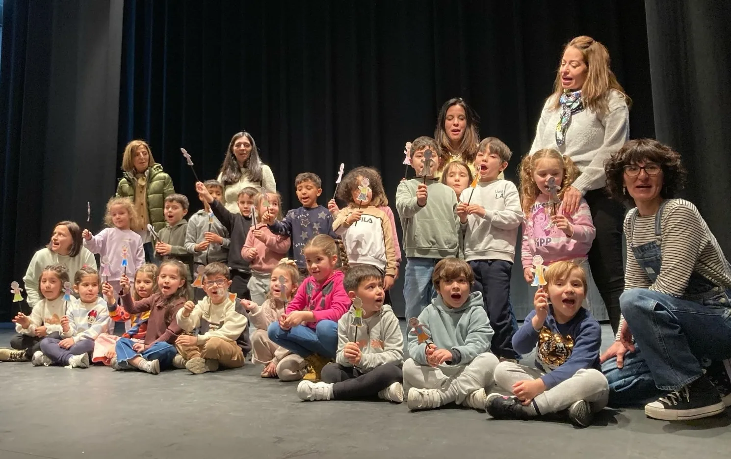 Foto 10 - M&aacute;s de 70 ni&ntilde;@s de 5 a&ntilde;os conocen por dentro el Teatro Nuevo Fernando Arrabal