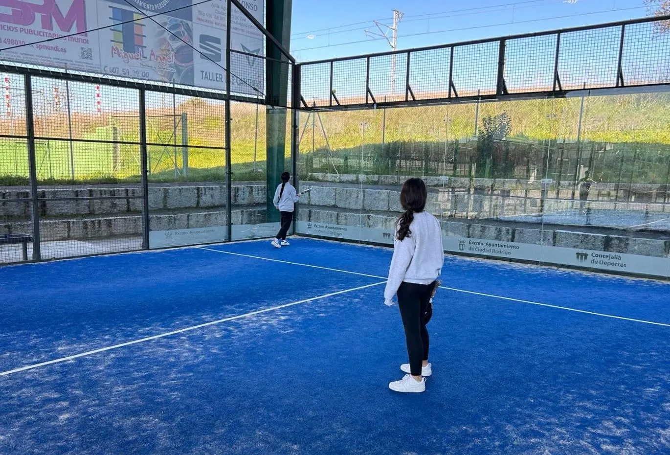 Foto 2 - Alumnos de 4&ordm; de la ESO del IES Tierra prueban el p&aacute;del