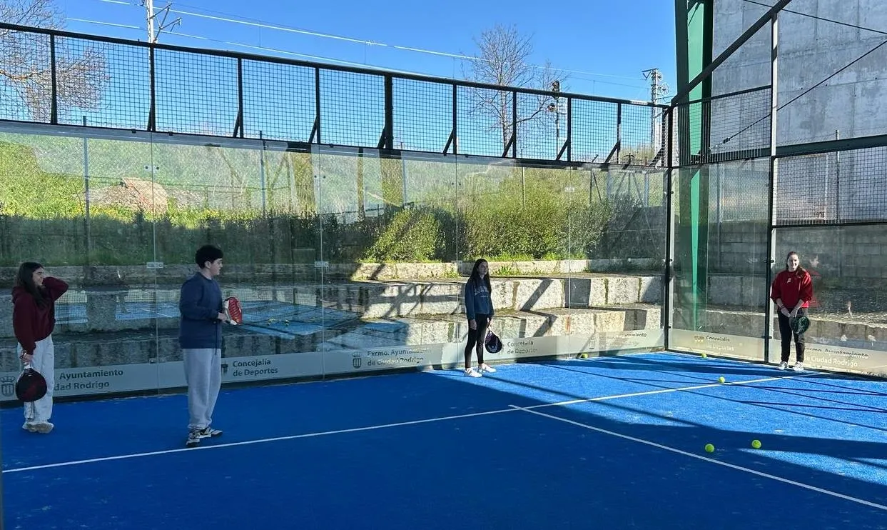 Foto 3 - Alumnos de 4&ordm; de la ESO del IES Tierra prueban el p&aacute;del