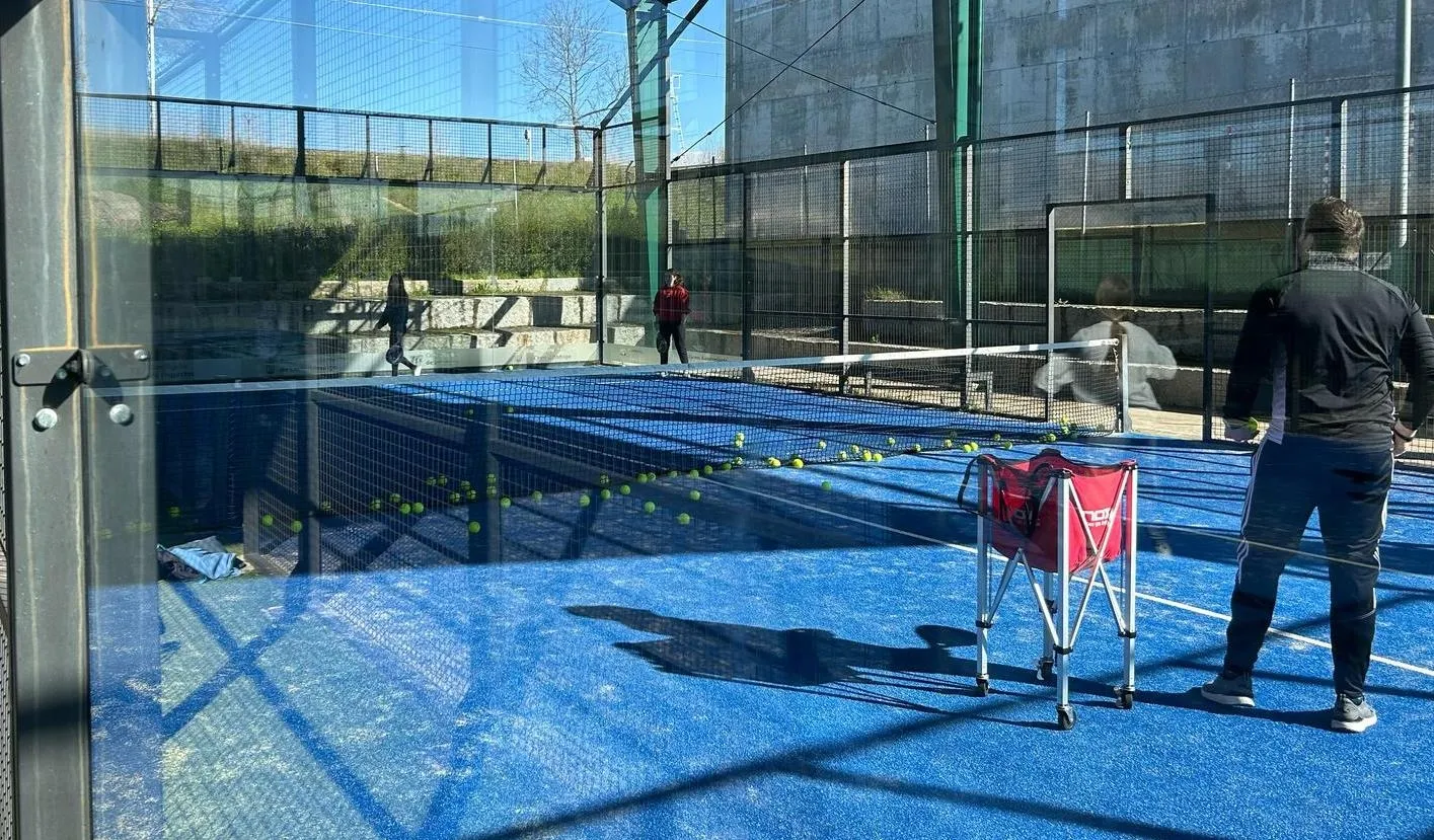 Foto 4 - Alumnos de 4&ordm; de la ESO del IES Tierra prueban el p&aacute;del