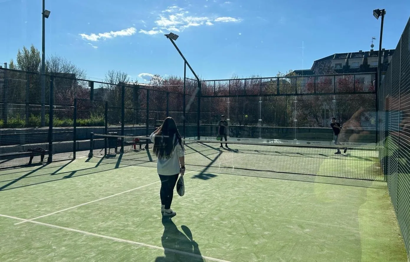 Foto 7 - Alumnos de 4&ordm; de la ESO del IES Tierra prueban el p&aacute;del