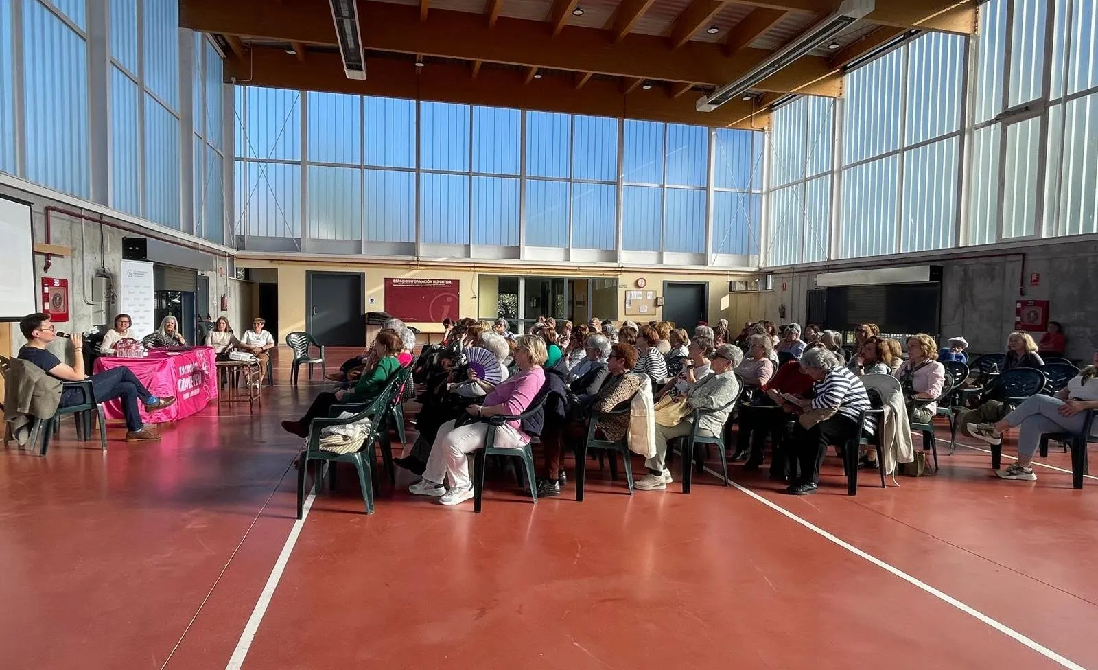 Foto 4 - El onc&oacute;logo Alejandro Olivares imparte una charla a un centenar de socias de Amanecer