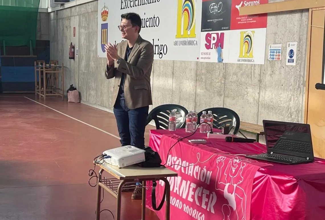 Foto 3 - El onc&oacute;logo Alejandro Olivares imparte una charla a un centenar de socias de Amanecer