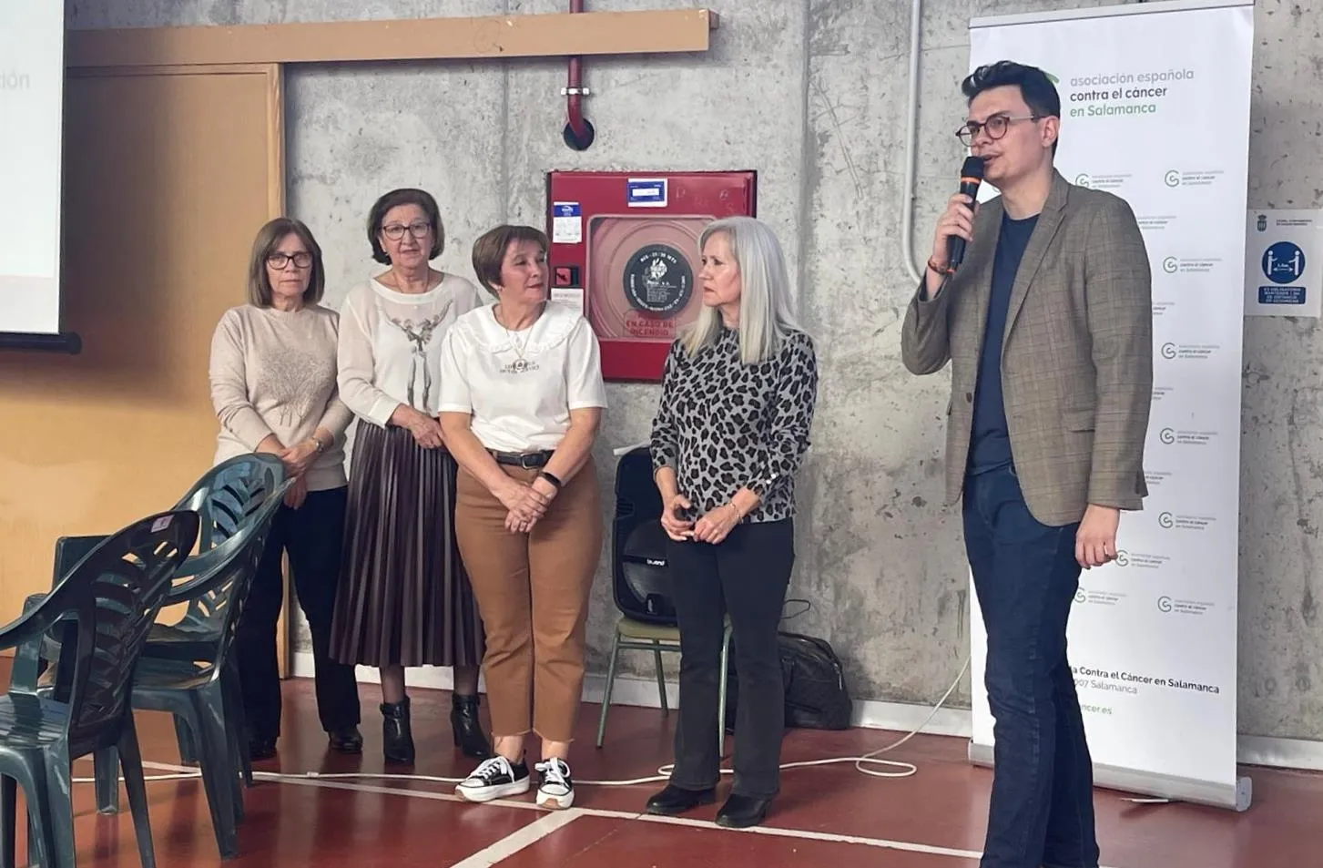Foto 2 - El onc&oacute;logo Alejandro Olivares imparte una charla a un centenar de socias de Amanecer