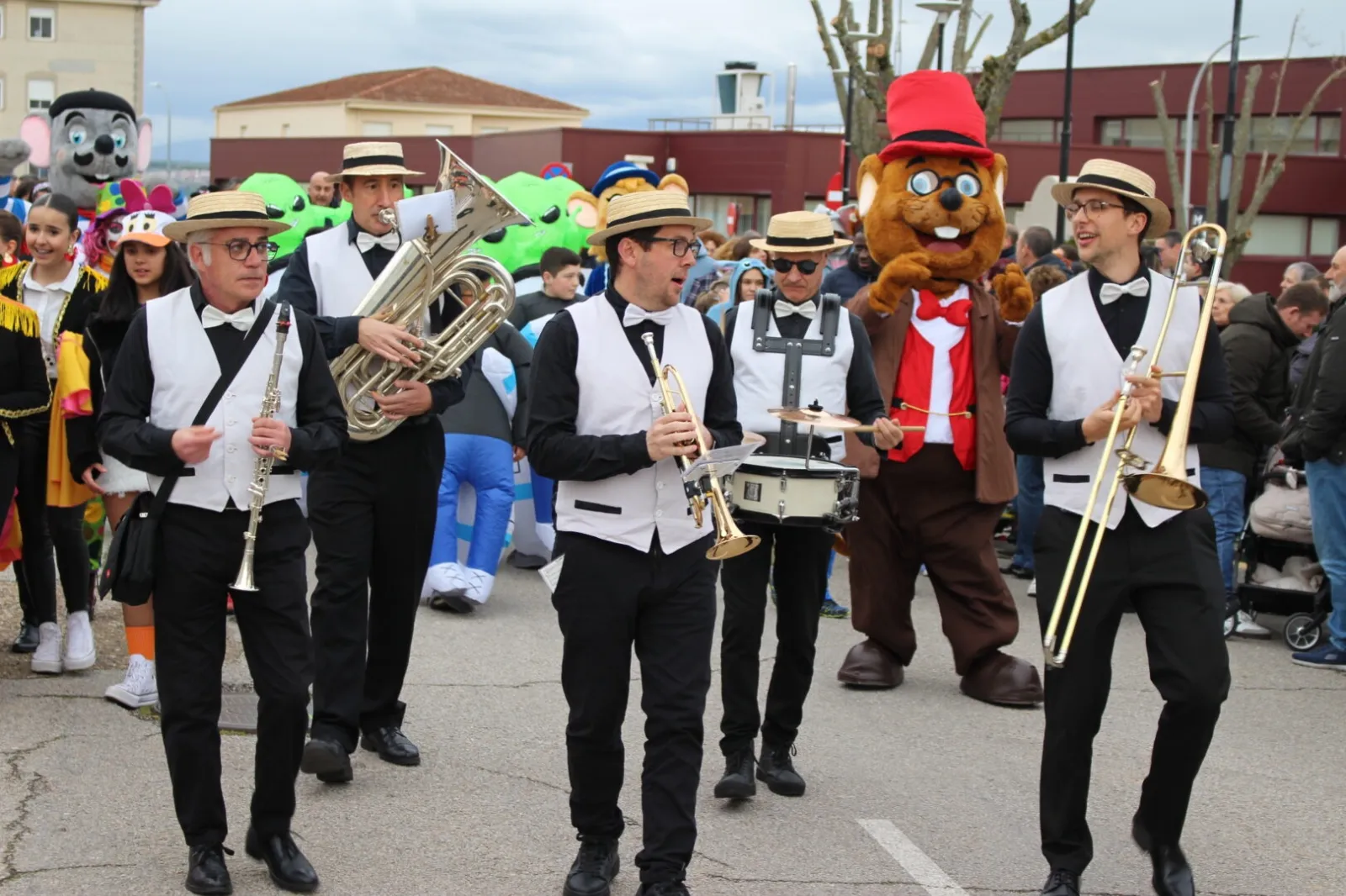 Foto 4 - Guijuelo sigue vibrando al ritmo del Carnaval (FOTOS)
