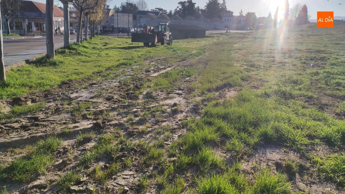 Foto 8 - En marcha el arreglo del glacis que destrozaron las atracciones carnavaleras
