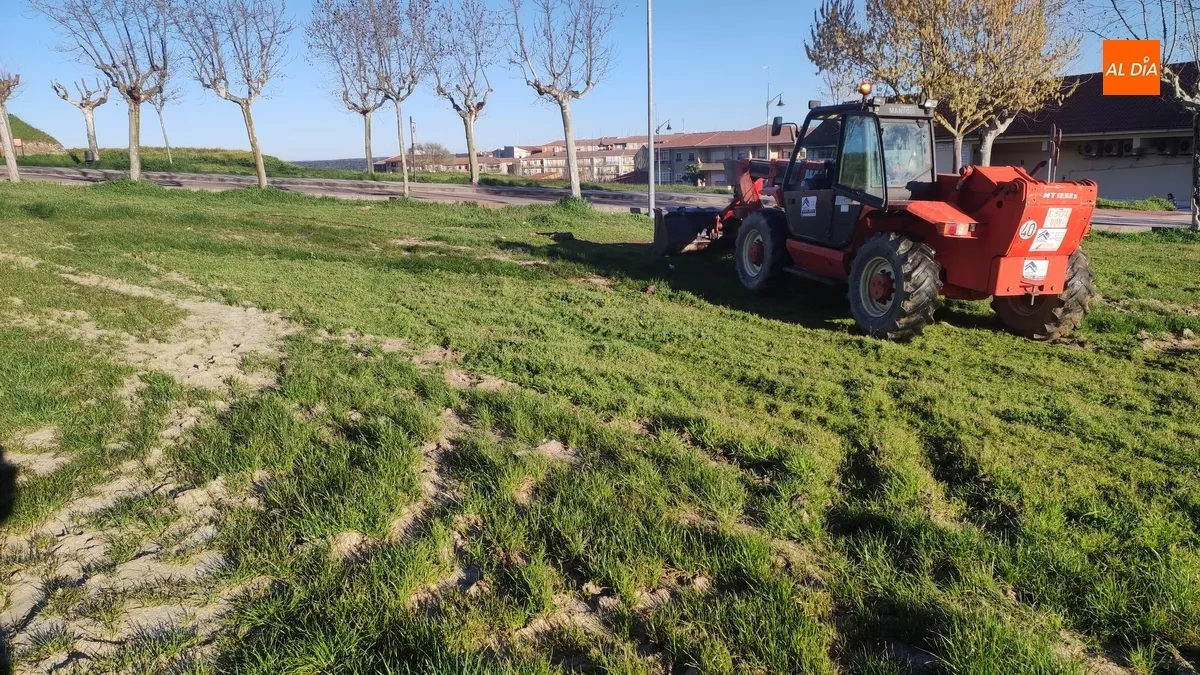 Foto 7 - En marcha el arreglo del glacis que destrozaron las atracciones carnavaleras