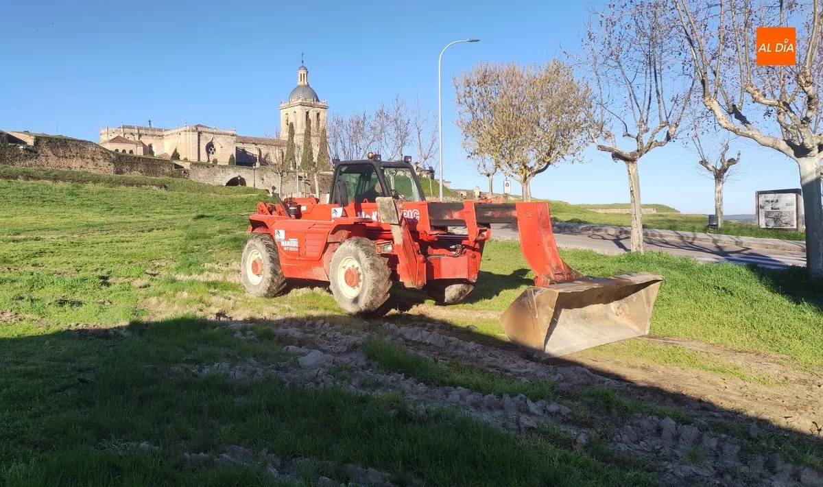 Foto 5 - En marcha el arreglo del glacis que destrozaron las atracciones carnavaleras