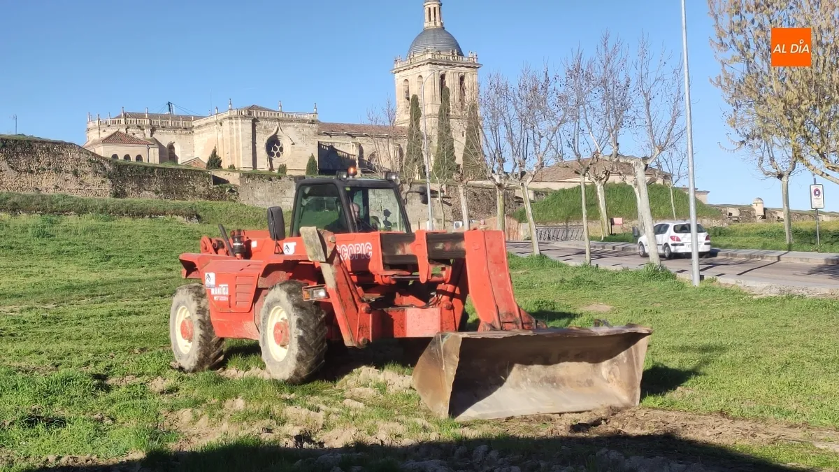 Foto 4 - En marcha el arreglo del glacis que destrozaron las atracciones carnavaleras