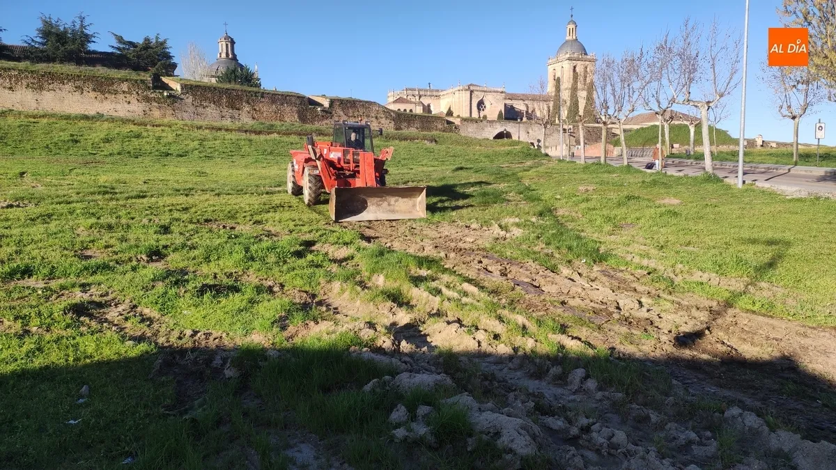 Foto 3 - En marcha el arreglo del glacis que destrozaron las atracciones carnavaleras