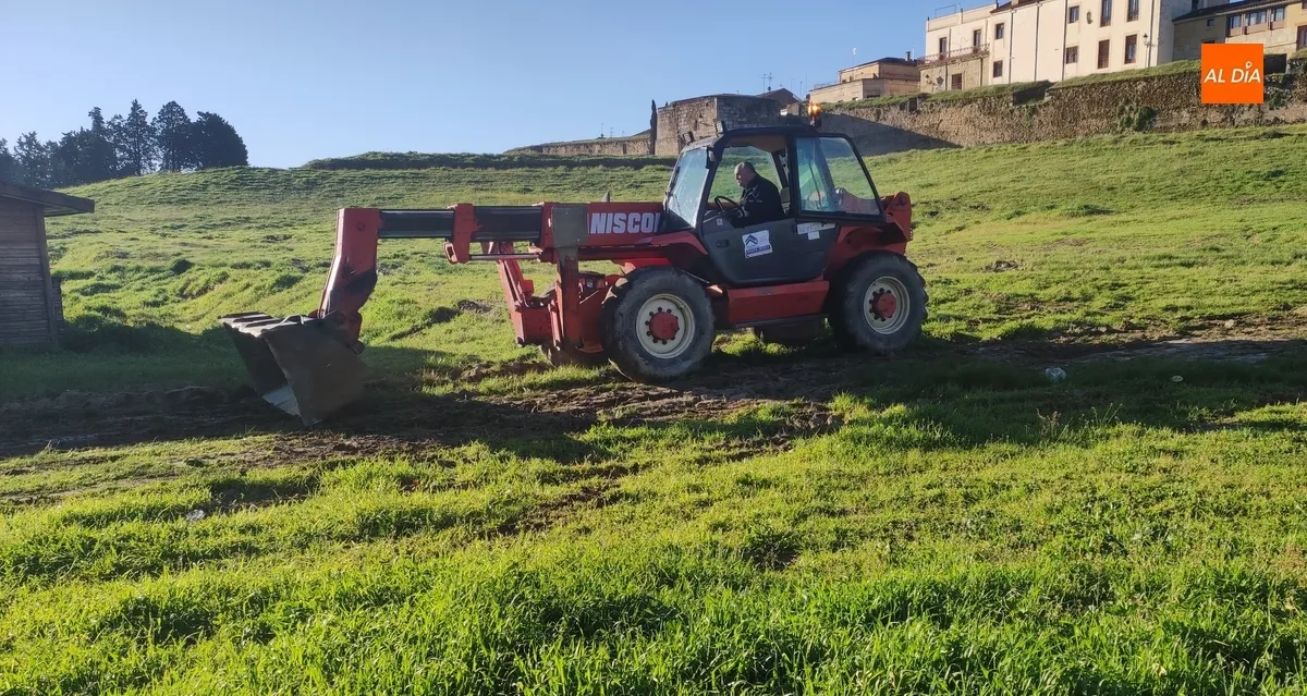 Foto 2 - En marcha el arreglo del glacis que destrozaron las atracciones carnavaleras