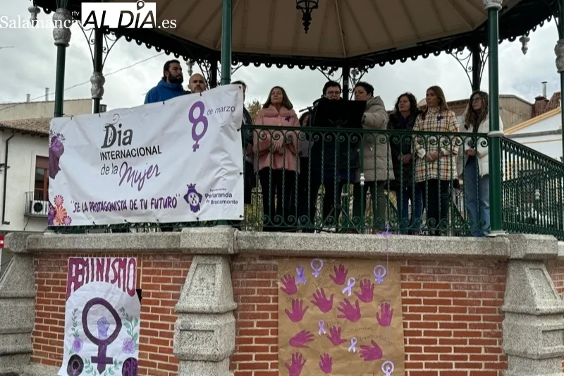 Peñaranda conmemora el 8M en la Plaza de España
