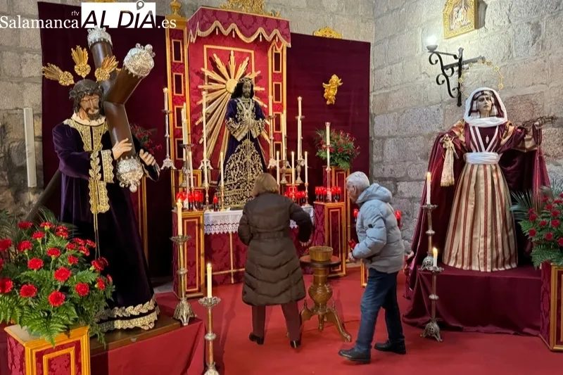 Besapiés a Jesús de Medinaceli en la iglesia parroquial de Peñaranda