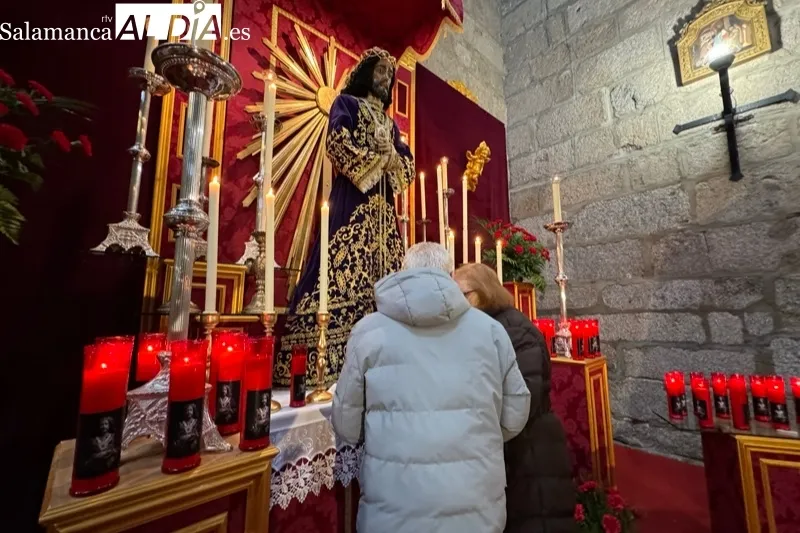 Besapiés a Jesús de Medinaceli en la iglesia parroquial de Peñaranda