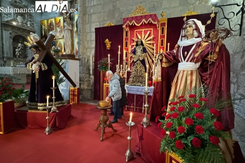 Besapiés a Jesús de Medinaceli en la iglesia parroquial de Peñaranda