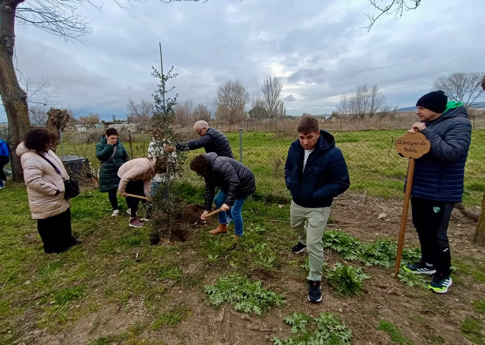 Foto 2 - Villoria planta &lsquo;El Bosque de Bel&eacute;n&rsquo; como homenaje a su inolvidable profesora
