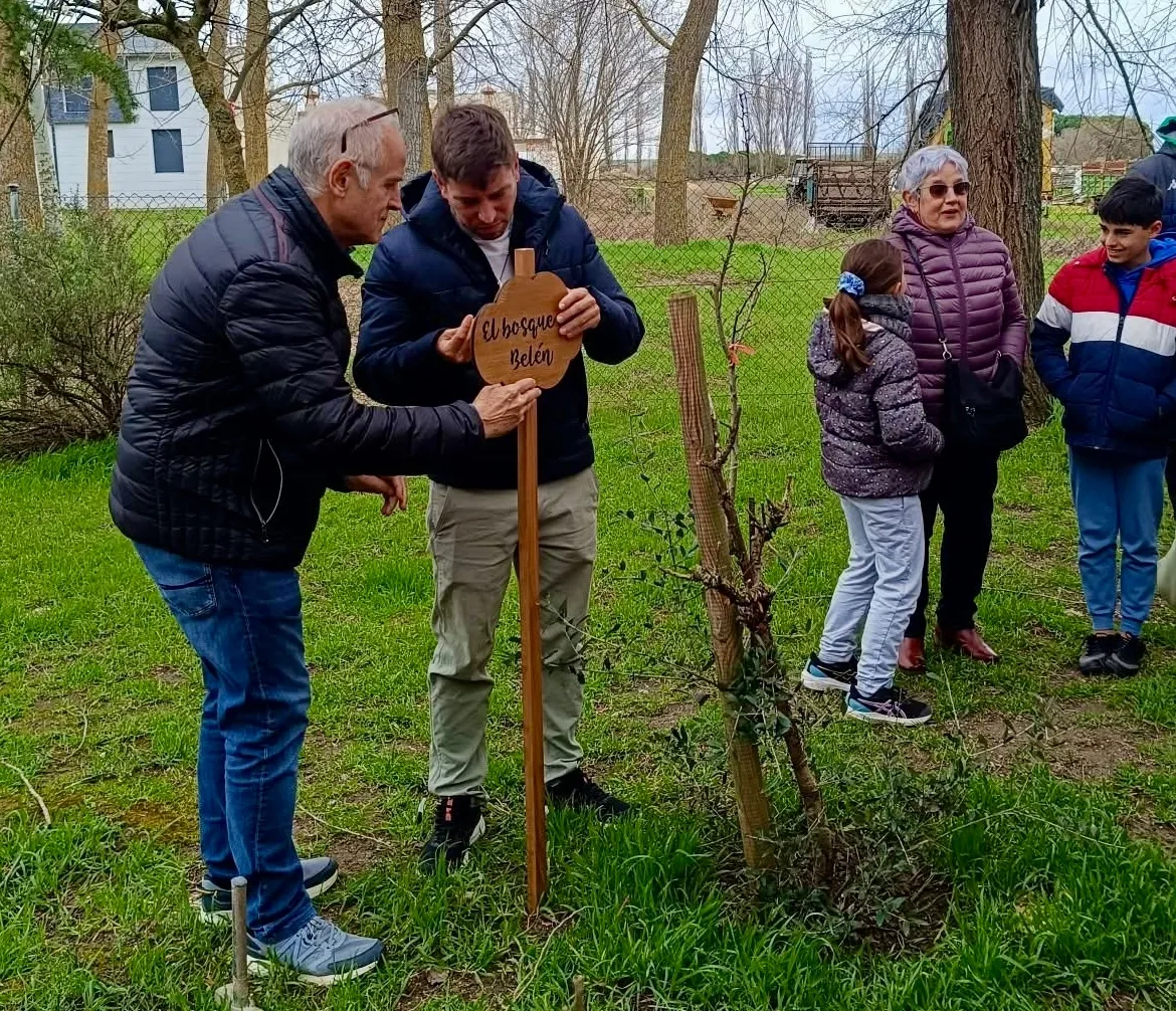 Foto 3 - Villoria planta &lsquo;El Bosque de Bel&eacute;n&rsquo; como homenaje a su inolvidable profesora