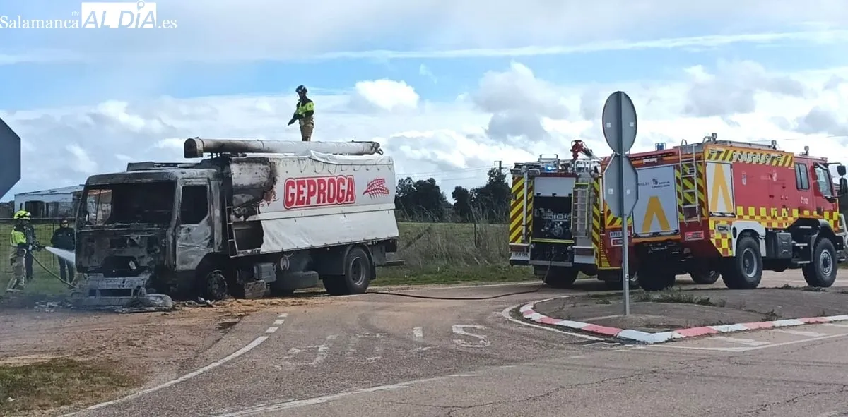 Incendio de un camión en La Fuente de San Esteban. Foto de Toni Sánchez