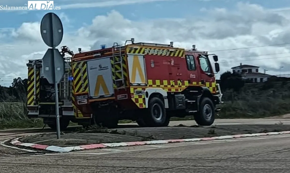 Incendio de un camión en La Fuente de San Esteban. Foto de Toni Sánchez