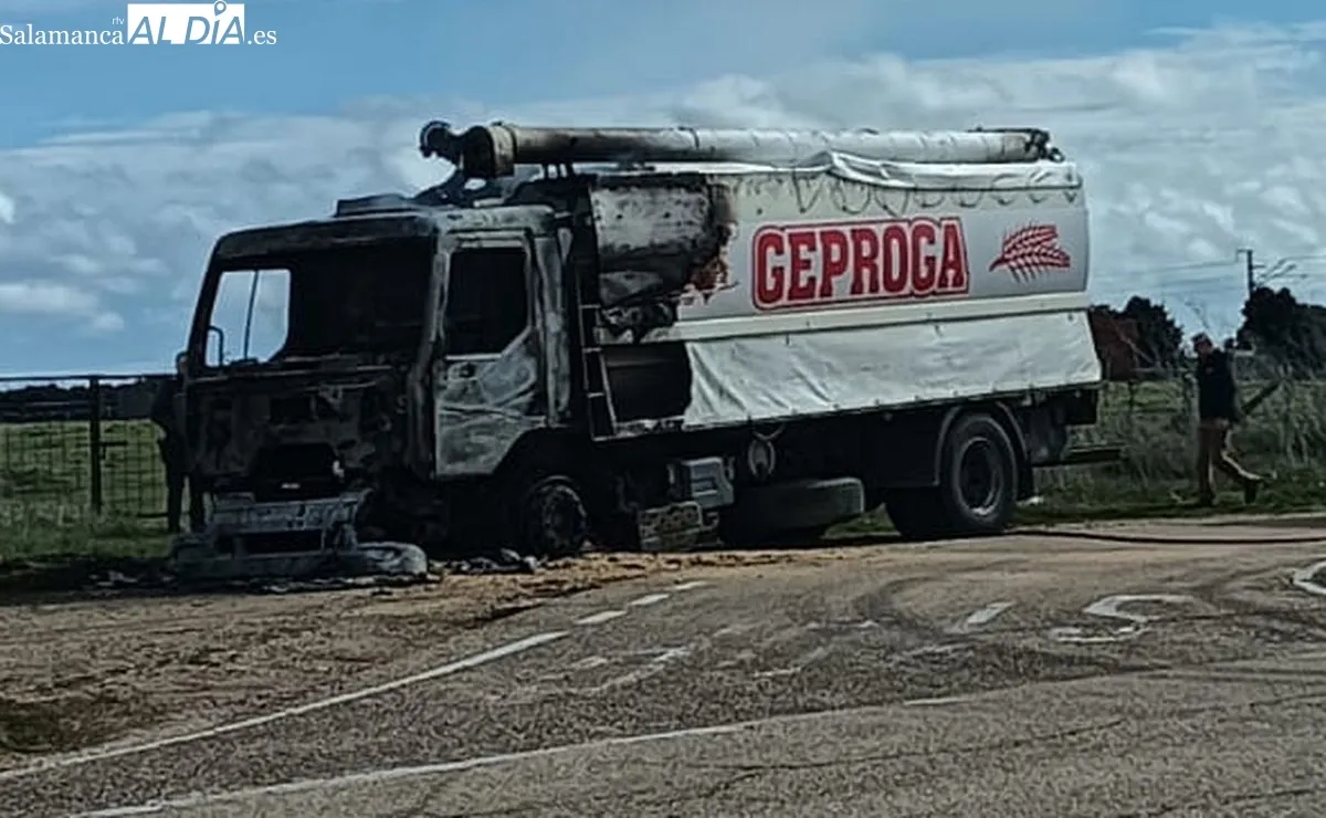 Incendio de un camión en La Fuente de San Esteban. Foto de Toni Sánchez