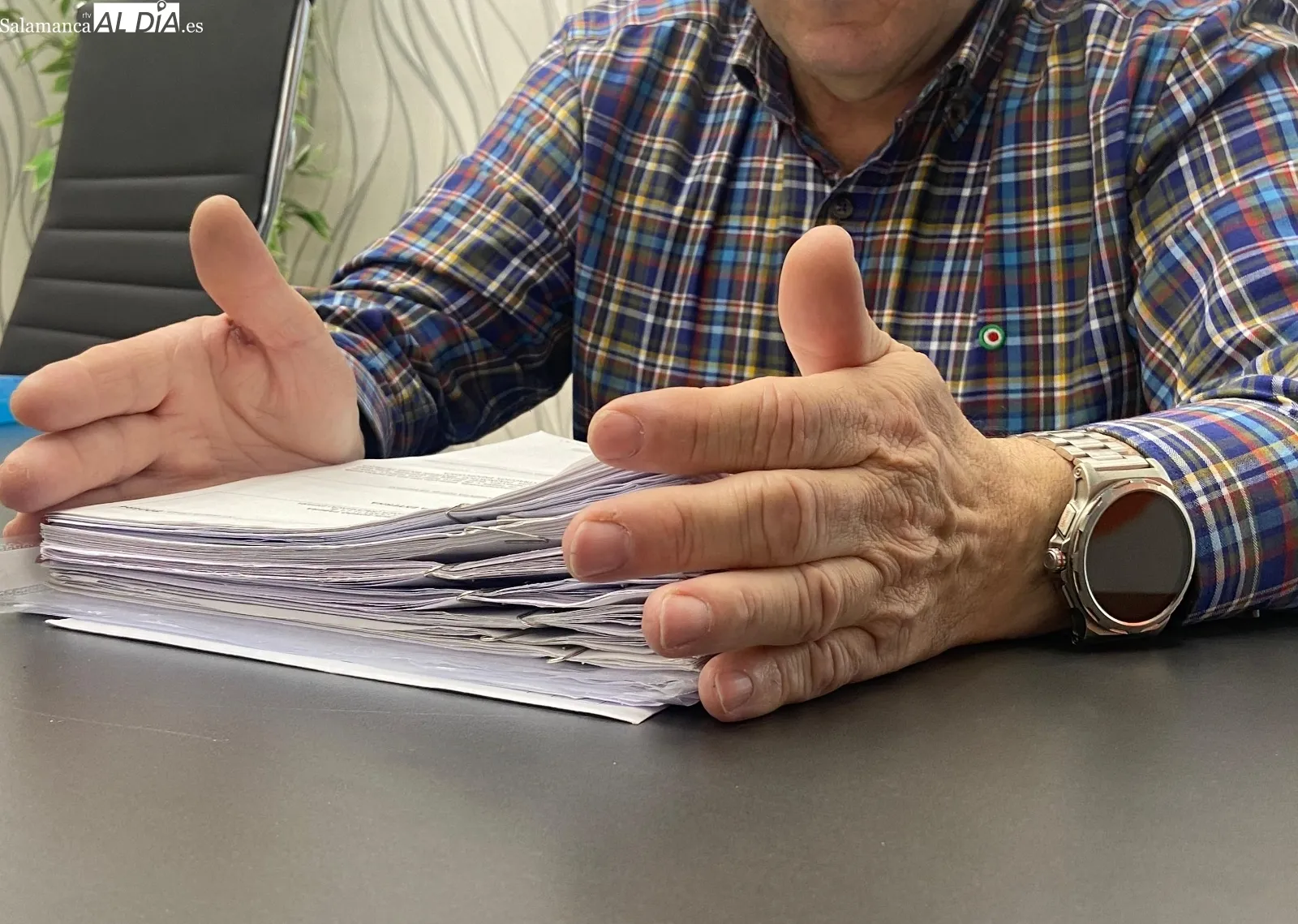 Jesús en las instalaciones de SALAMANCA AL DÍA con todos los informes médicos | FOTOS: Vanesa Martins 