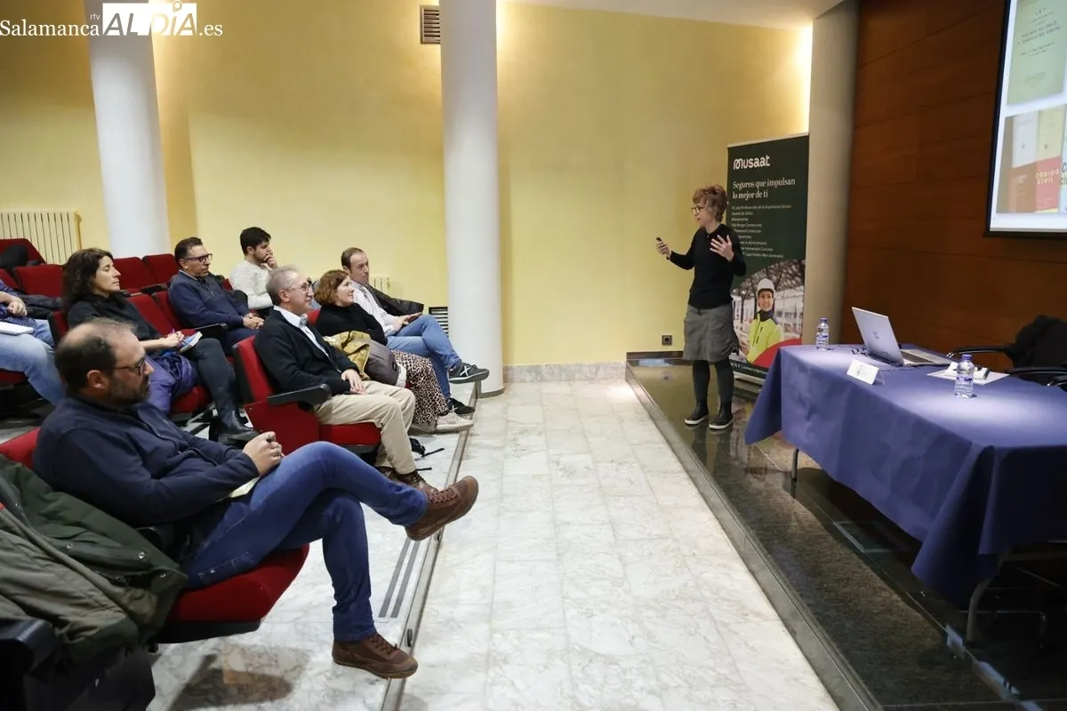 Jornada técnica sobre el ‘Libro del Edificio Digital’ (LED) organizada por el Colegio de Aparejadores de Salamanca en la Cámara de Comercio. Fotos: David Sañudo