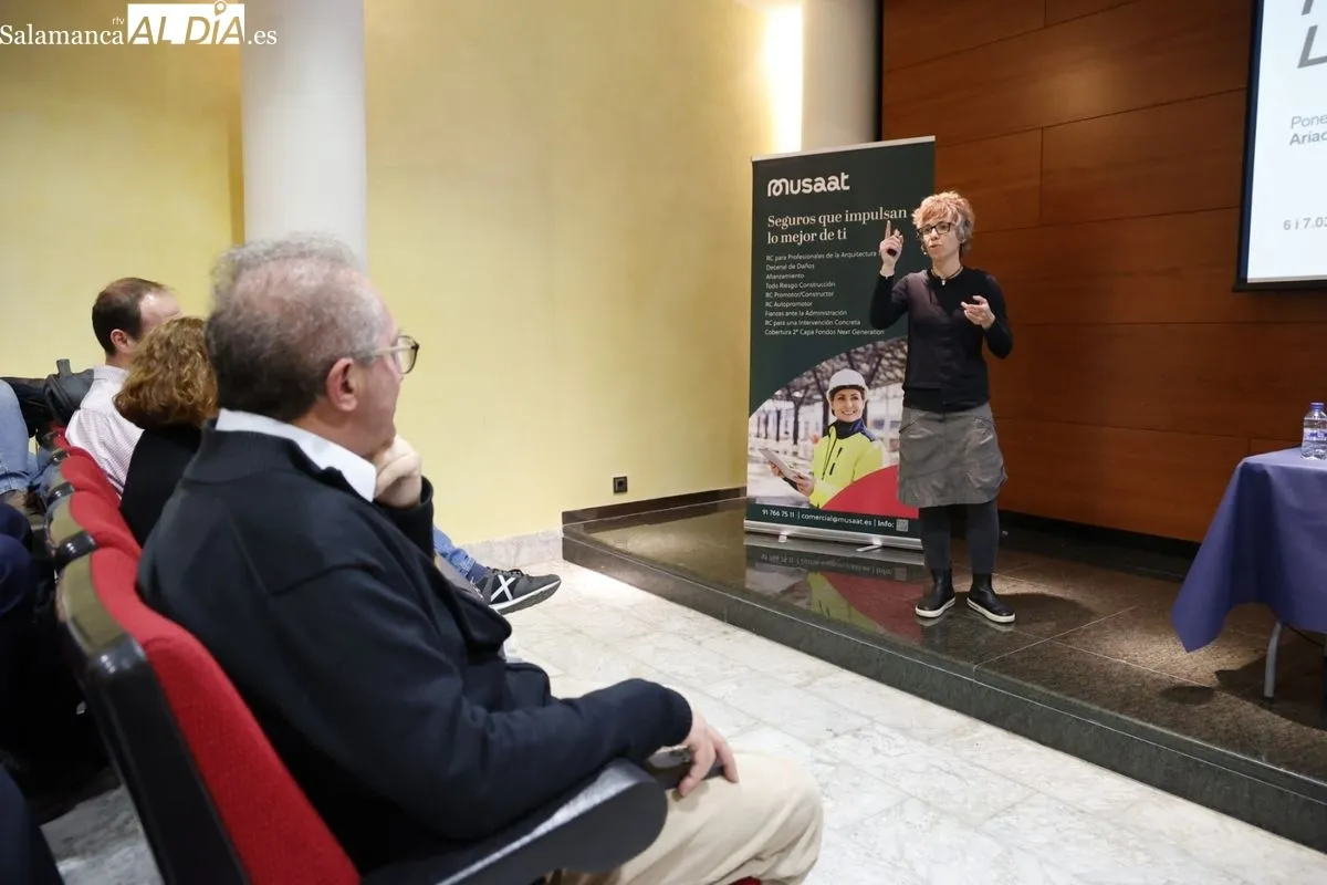 Jornada técnica sobre el ‘Libro del Edificio Digital’ (LED) organizada por el Colegio de Aparejadores de Salamanca en la Cámara de Comercio. Fotos: David Sañudo