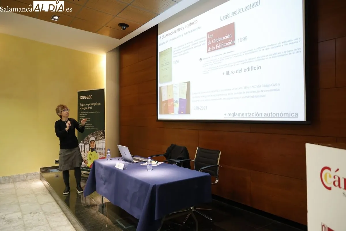 Jornada técnica sobre el ‘Libro del Edificio Digital’ (LED) organizada por el Colegio de Aparejadores de Salamanca en la Cámara de Comercio. Fotos: David Sañudo