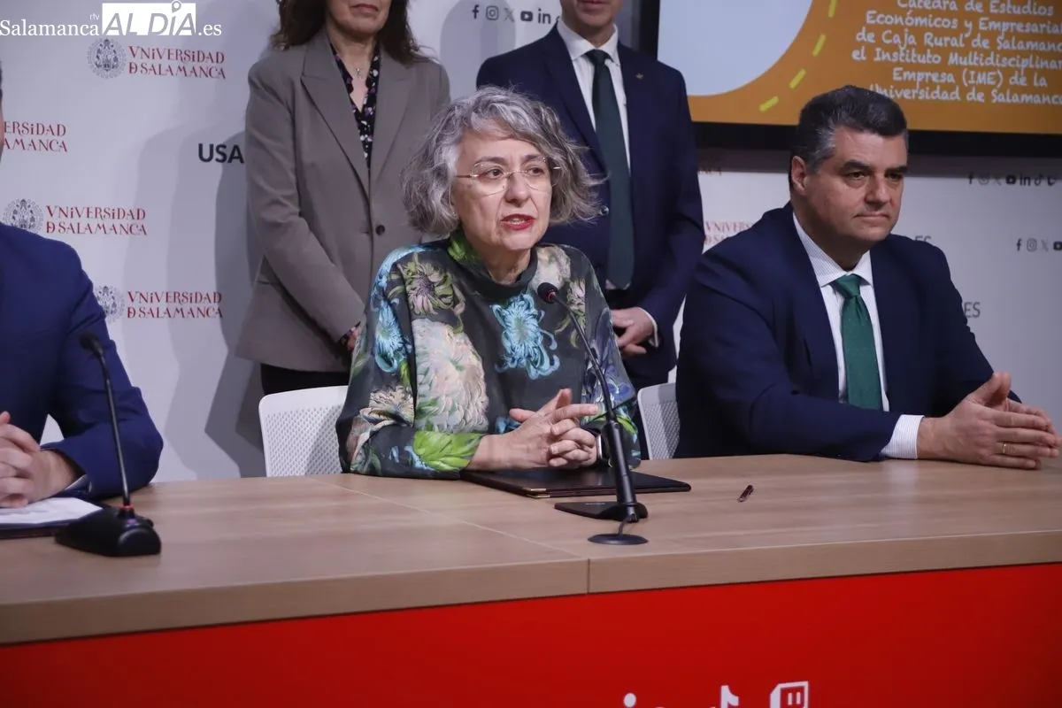 Presentación del acuerdo con Isabel Martín Arija, directora de Caja Rural de Salamanca. Foto de Ángel Puma
