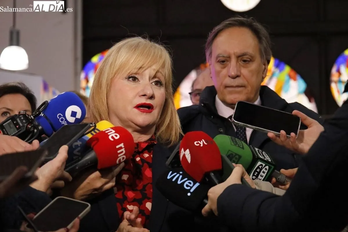 La consejera de Industria, Comercio y Empleo, Leticia García, acompañada por el alcalde Carlos García Carbayo, visita el Mercado Central de Salamanca. Foto de David Domínguez