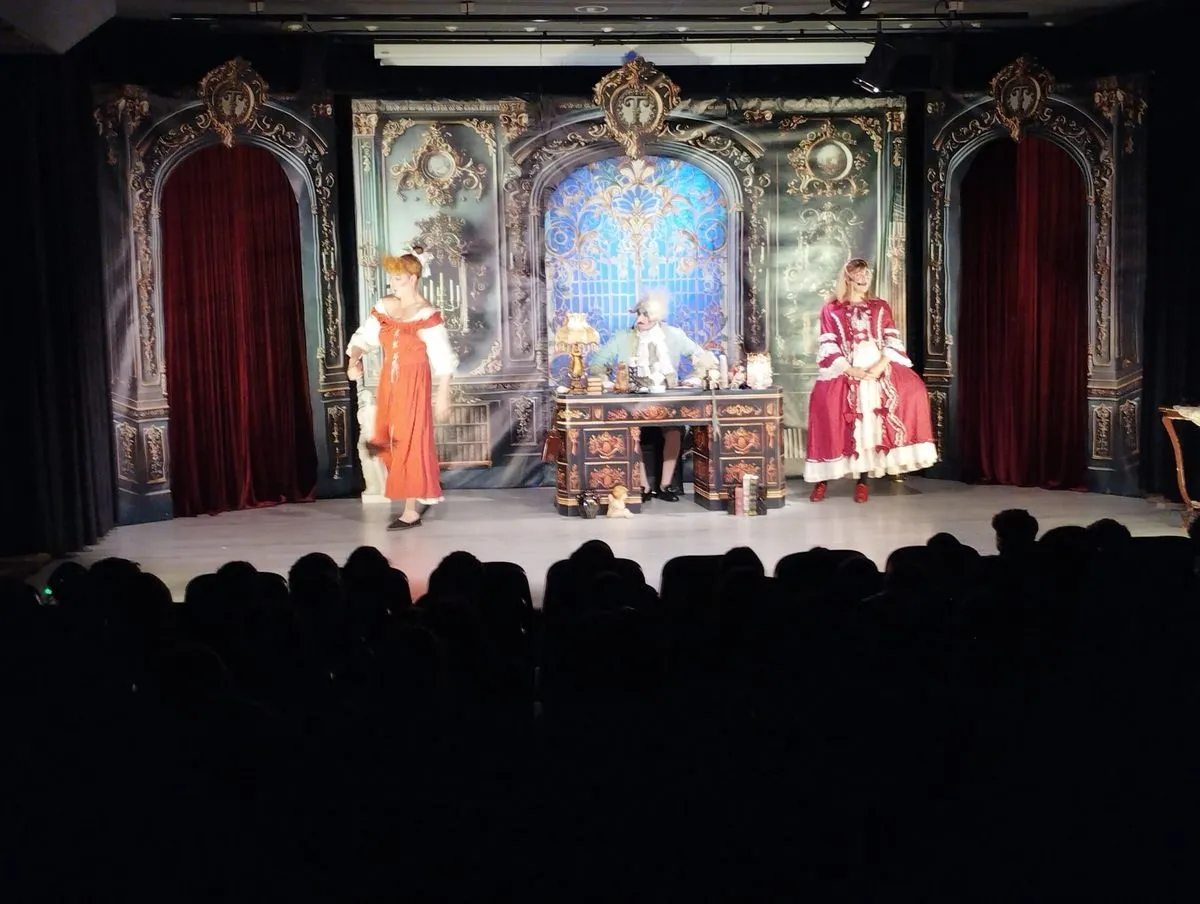 Los alumnos del instituto Torrente Ballester han disfrutado con 'La familia del anticuario', del grupo teatral MD
