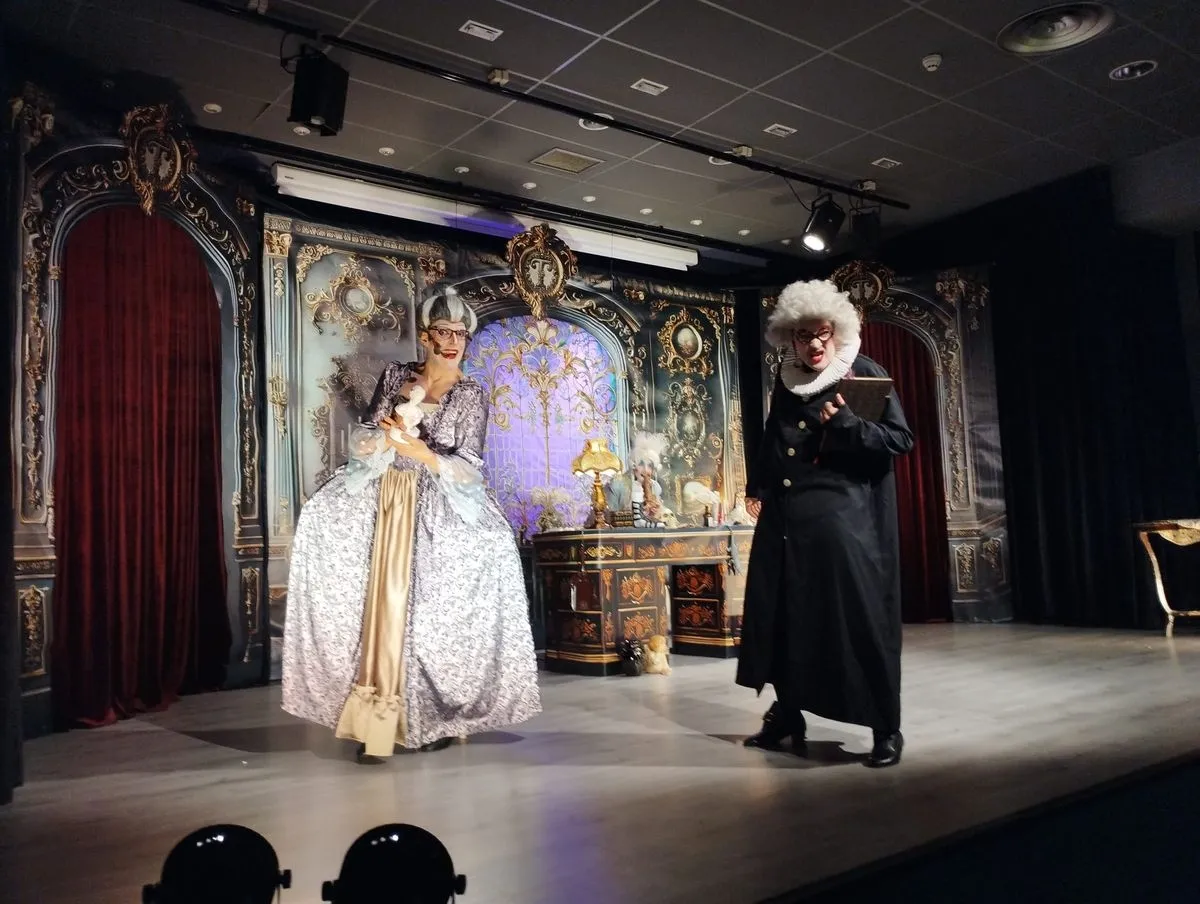 Los alumnos del instituto Torrente Ballester han disfrutado con 'La familia del anticuario', del grupo teatral MD