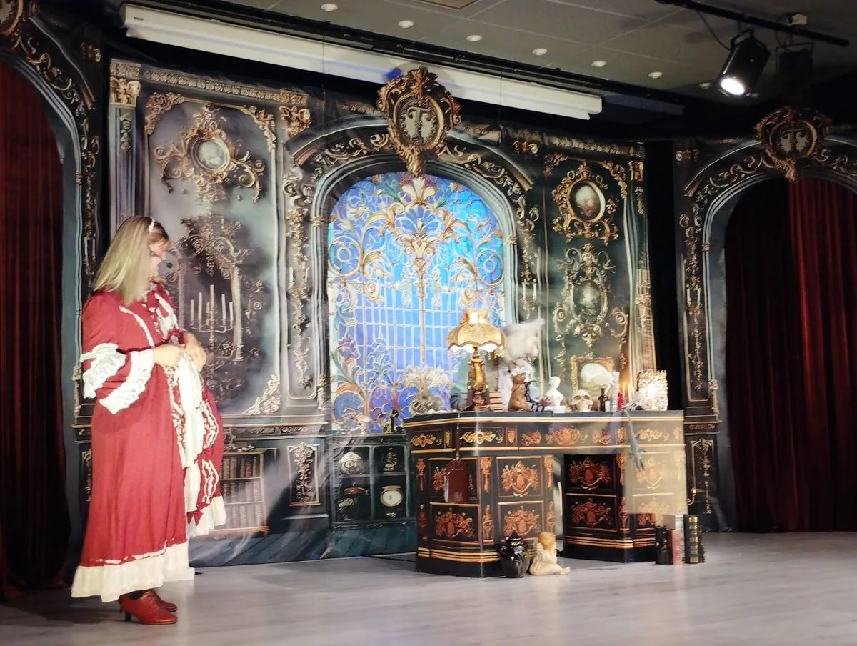 Los alumnos del instituto Torrente Ballester han disfrutado con 'La familia del anticuario', del grupo teatral MD